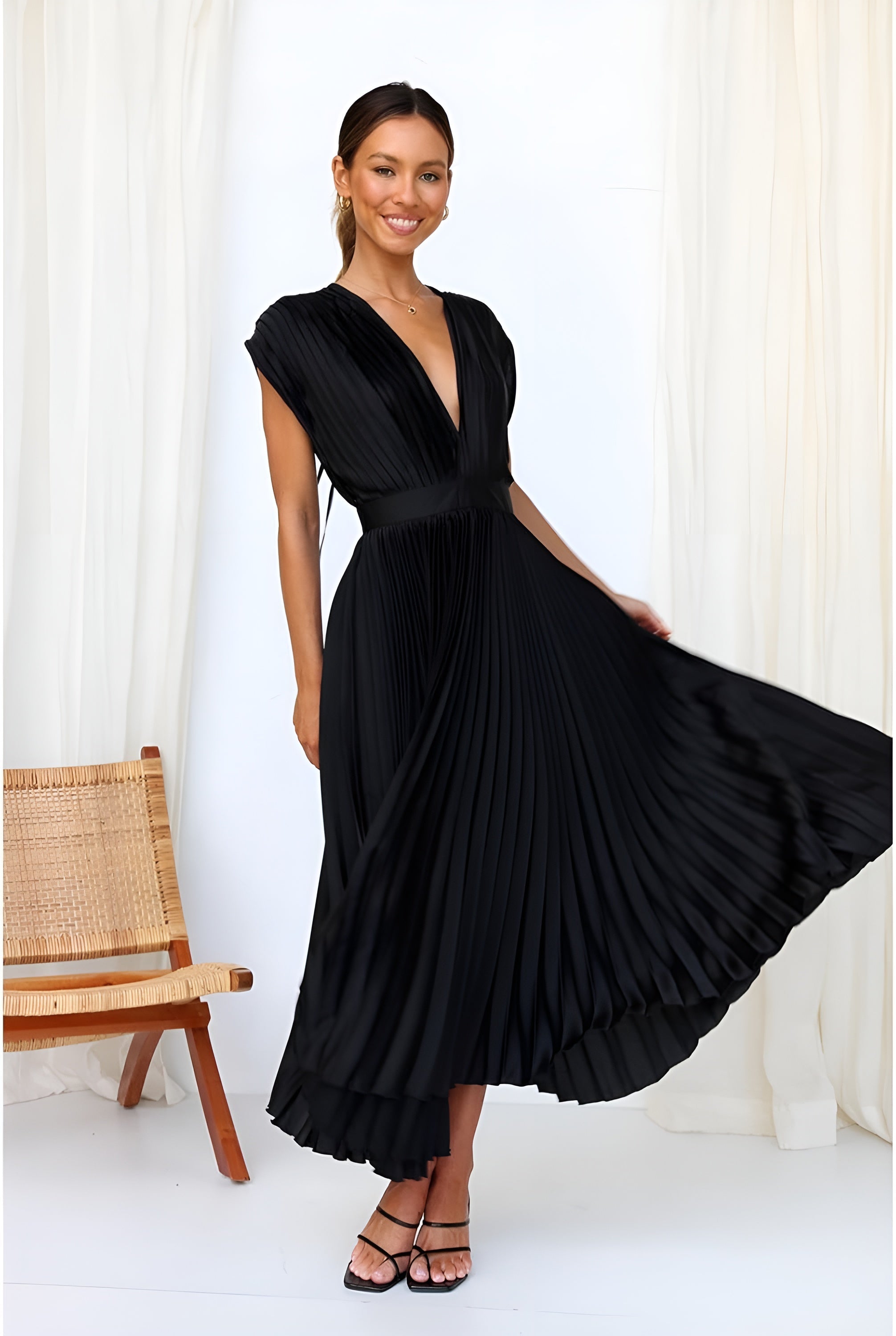 Selina | Rochie fără mâneci cu pliseuri și fermoar